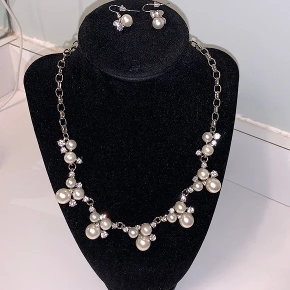 Stunning Pearl & Bling Necklace & Earrings - Picture 3 of 6